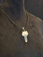 Vuorikristallia ja ketunnikama upeana uniikkina kaulakoruna. 