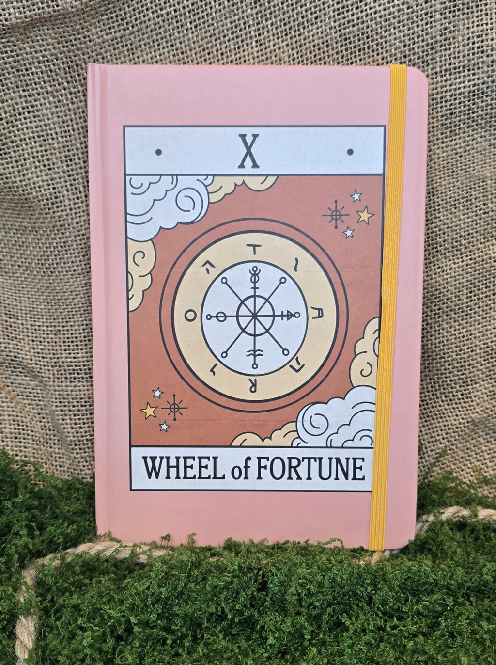 Tarot korteista tuttu wheel of fortune muistikirjana.